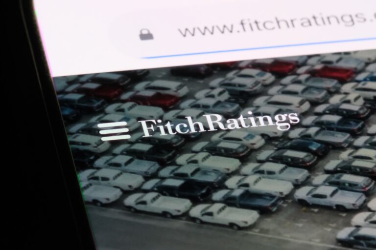 Fitch Downgrades France’s Credit Rating Amid Political and Fiscal Turmoil