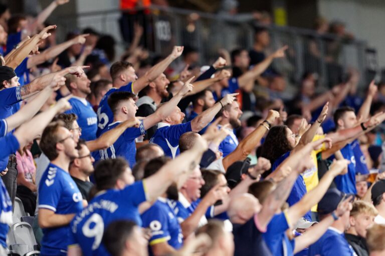 Idrissa Gueye Applauded by Everton Teammates After Apologising for Keane Slap